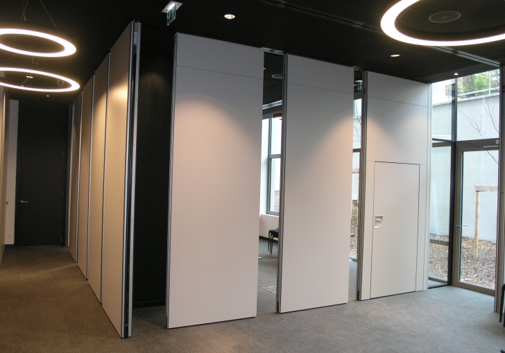 Cloisons mobiles — hall de bureaux